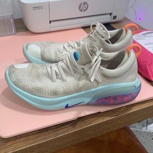 Size 8 Nike joy rides (white)